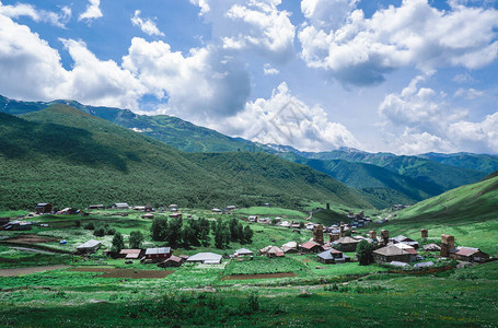 山区的格鲁吉亚村庄Svaneti图片