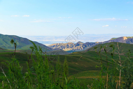 美丽的春天和夏日风景青山高图片