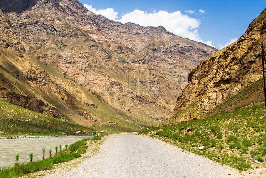 位于Panj河AmuDarya旁WakhanCoridor的Pamir高速公路高清图片下载-正版图片507503118-摄图网