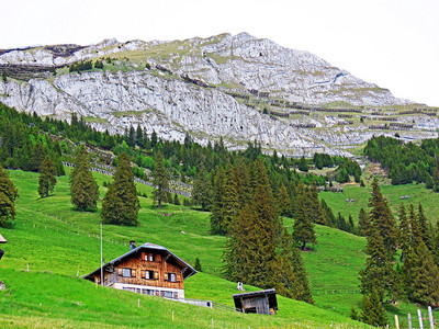 瑞士皮拉图斯山脉和埃门塔尔阿卑斯山的马托峰高山峰图片