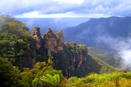 三姐妹会是澳大利亚新南威尔士蓝山Jamison河谷北深处的一块异乎寻常的岩层图片