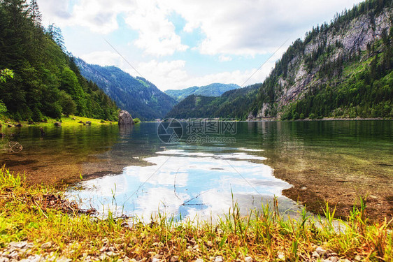 晴朗的田园诗五颜六色的夏天高山视图VordererGosausee湖是一个宁静的高山湖泊图片