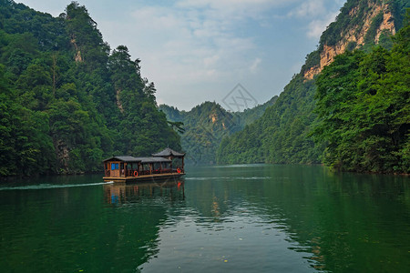 张家界宝峰湖旅游船在湖南省张家界森林公园武陵源宝峰湖周围美丽的喀斯背景