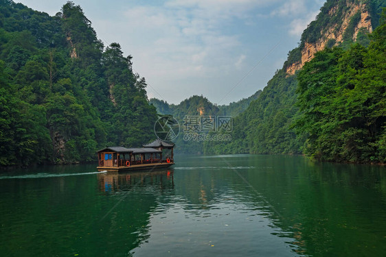 旅游船在湖南省张家界森林公园武陵源宝峰湖周围美丽的喀斯图片