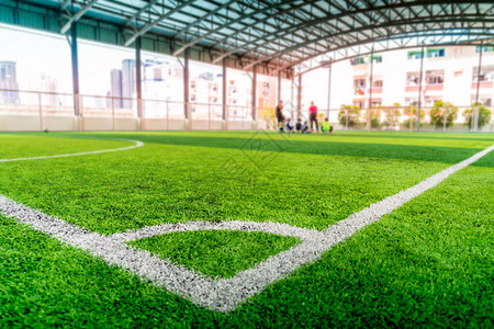 足球在室内足球场绿色文物草的图片