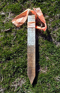 Wooden建筑勘测组与草地上的淡橙色丝带连图片