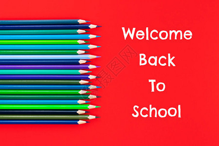 欢迎回到学校背景彩色铅笔在红背景上图片