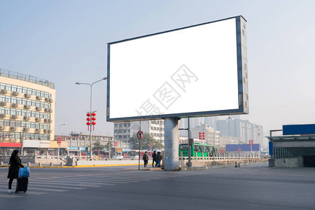 城市在路边为广告背景而拍摄的空白广告牌白屏幕图片