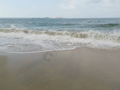 海滩边的海浪场景图片