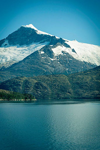 智利南部巴塔哥尼亚的智利峡湾地区的美丽景色游轮航行从比格尔海峡到太平洋的冰川胡同令人难以置图片