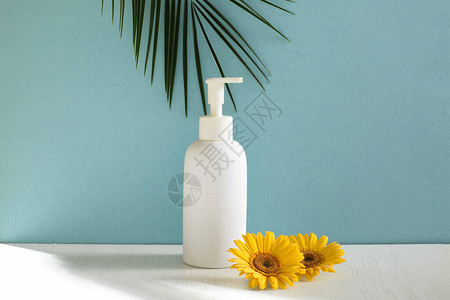 品牌和产品展示的最小背景白色化妆品瓶与花非洲菊雏和阴影棕榈叶美容SP图片