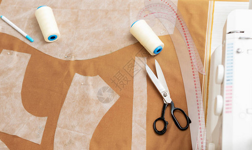 背景与缝纫和针织工具和配件设置用于放置在亚麻织物上的针线活从上面拍摄的图像背景图片