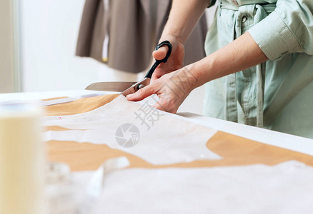 图案剪刀卷尺和缝纫机裁缝的工作场所裁缝师在草图线上图片