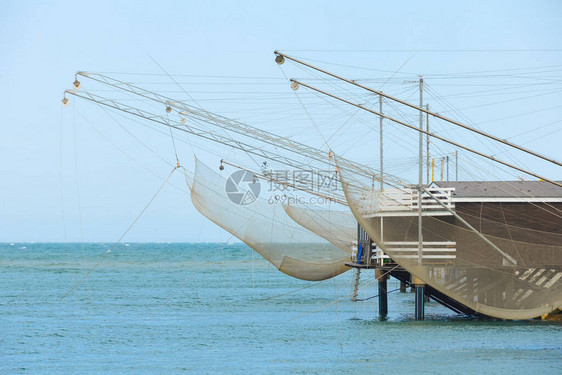 巨大的渔网悬挂在海面上图片