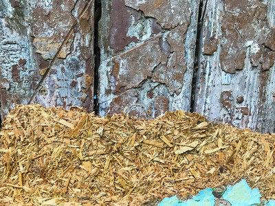 木板损坏木制床垫板的填充物由压缩锯末制成树躺在栅栏板上图片