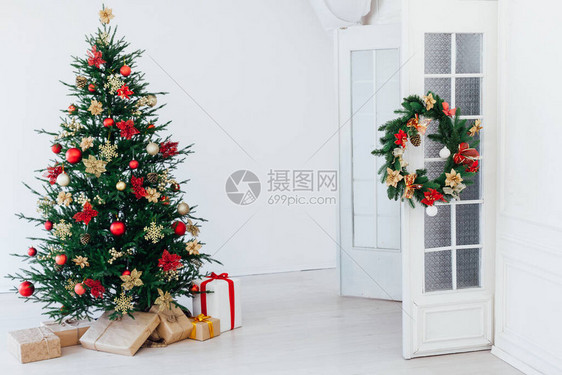 圣诞树松与新年礼物明信片横幅图片