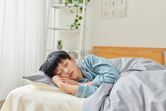 居家儿童居家睡眠图片