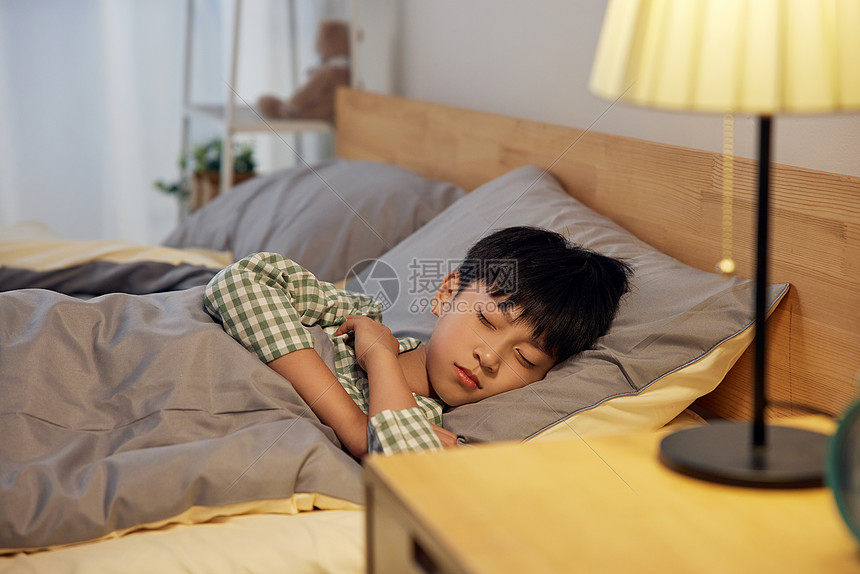 居家男孩床上睡觉图片