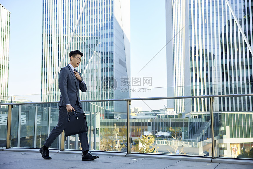 商务男性上班路上整理领带高清图片下载-正版图片507510354-摄图网