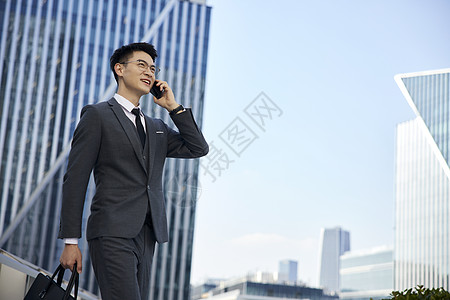 商务男性上班路上打电话背景