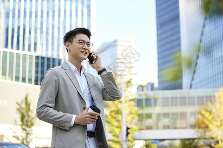 户外青年商务男士图片