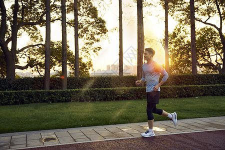 夕阳跑步运动傍晚跑步运动的年轻男性背景