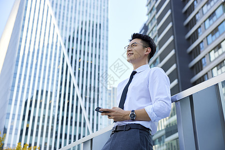 青年商务男士仰望天空图片