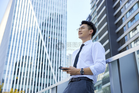 青年商务男士仰望天空图片