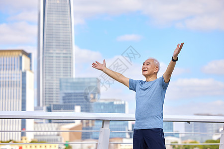 老人运动形象老人张开双臂怀抱自然形象背景