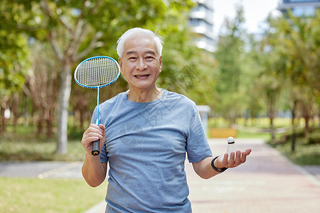 老年男性羽毛球运动图片