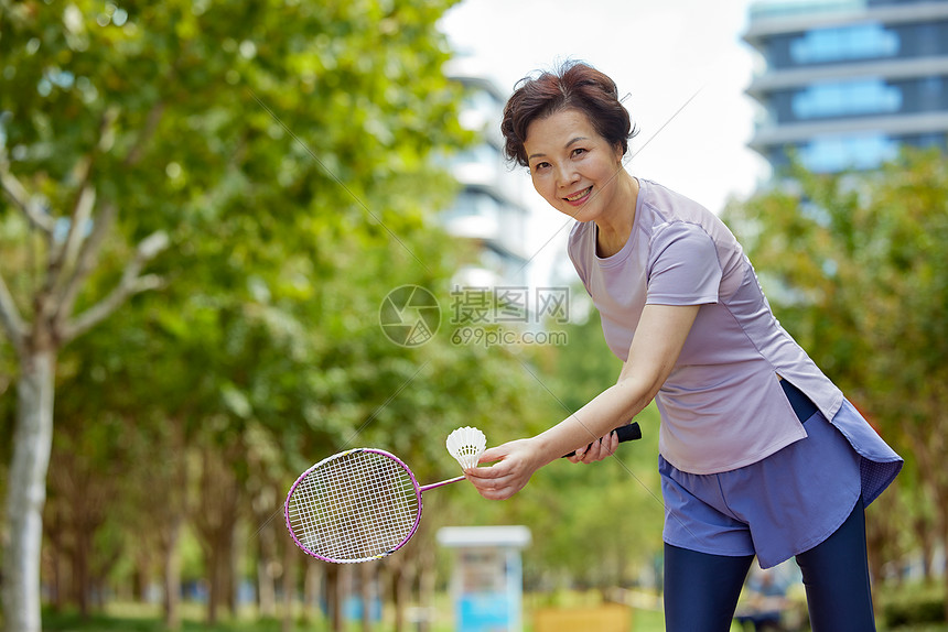 老年女性羽毛球运动图片