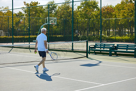 老年男性网球运动背影图片