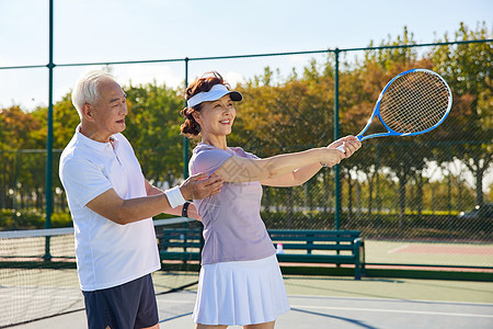 户外网球运动的老年夫妇图片