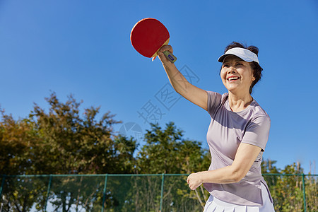 女性老人手握乒乓拍形象背景图片