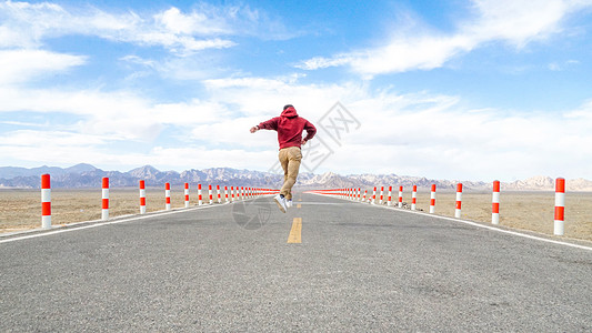 男生女生向前冲公路奔跑向前冲人像背影背景