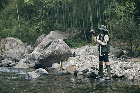 年轻女性溪流路亚钓鱼图片