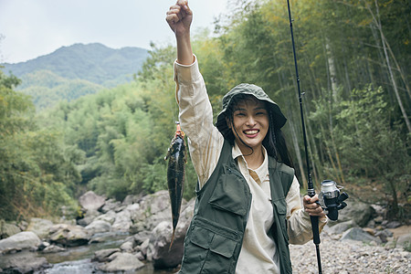 青年美女溪流钓鱼图片