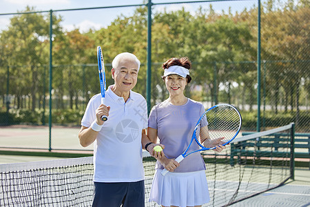 老年夫妇户外网球运动图片