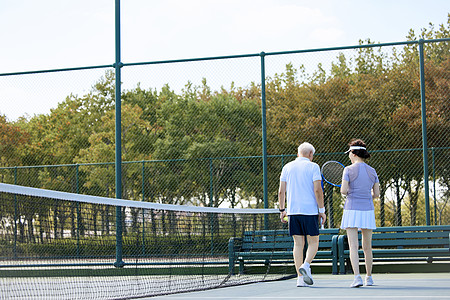 老年人网球场交流沟通背影背景图片