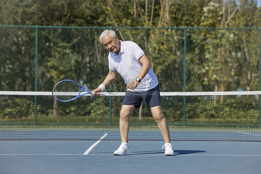 老年男性打网球形象图片