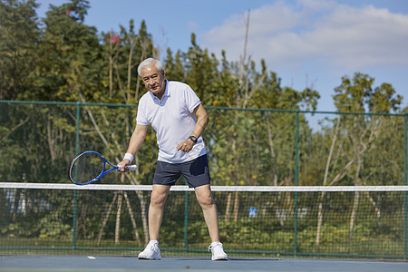 老年男性户外打网球图片