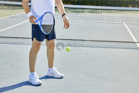 老年男性网球运动发球特写图片
