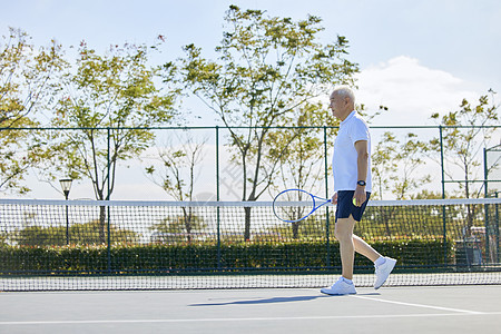 老年男性网球运动形象图片