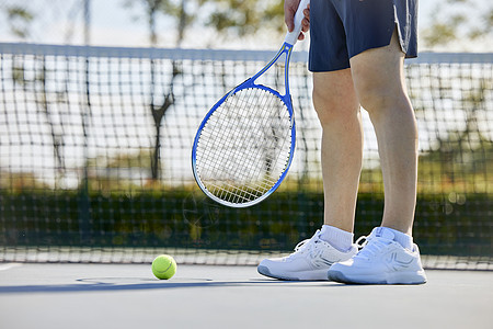 老年男性网球运动特写图片