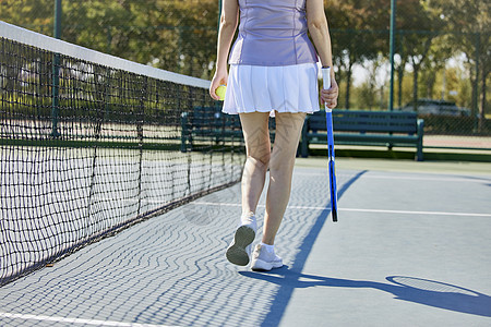 网球场上的中老年女性特写图片