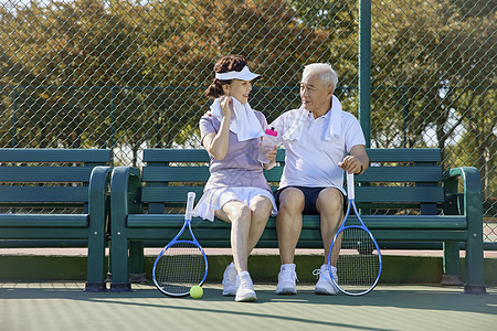 老年夫妇网球运动休息图片