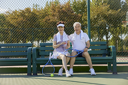 网球场的中老年夫妇图片