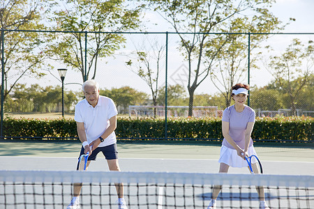 中老年夫妇户外打网球图片