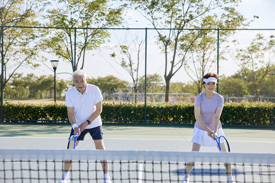 中老年夫妇户外打网球图片