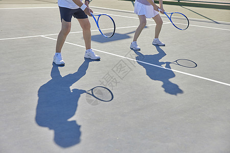 老人在阳光下打网球的影子图片